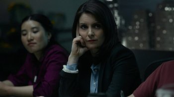 Movie still from “Whiskey Tango Foxtrot” (2016), directed by Glenn Ficarra – A woman sitting in front of another woman in front of a building; Close Up shot, Over the shoulder angle