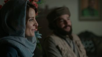 Movie still from “Whiskey Tango Foxtrot” (2016), directed by Glenn Ficarra – A man and a woman sitting next to each other; Close Up shot, Over the shoulder angle