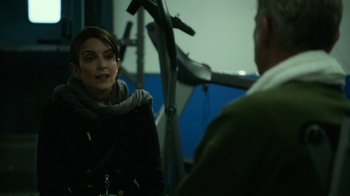 Movie still from “Whiskey Tango Foxtrot” (2016), directed by Glenn Ficarra – A woman is talking to a man in front of a mirror; Close Up shot, Over the shoulder angle