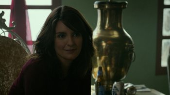 Movie still from “Whiskey Tango Foxtrot” (2016), directed by Glenn Ficarra – A woman sitting in front of a gold vase; Close Up shot, Over the shoulder angle