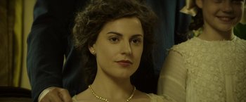 Movie still from “Woman in Gold” (2015), directed by Simon Curtis – A person wearing a necklace; Close Up shot, Over the shoulder angle