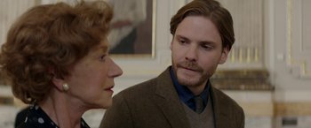 Movie still from “Woman in Gold” (2015), directed by Simon Curtis – A man and a woman talking to each other; Close Up shot, Over the shoulder angle
