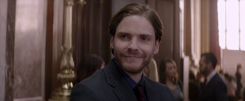 Movie still from “Woman in Gold” (2015), directed by Simon Curtis – A person wearing a suit and tie; Close Up shot, Over the shoulder angle