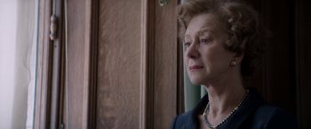 Movie still from “Woman in Gold” (2015), directed by Simon Curtis – An older woman is looking sad while standing in front of a door; Close Up shot, Low angle