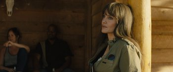 Movie still from “Wrong Turn” (2021), directed by Mike P. Nelson – A woman in a brown jacket is standing in front of a man in a brown jacket; Close Up shot, Over the shoulder angle
