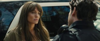 Movie still from “Wrong Turn” (2021), directed by Mike P. Nelson – A woman standing next to a man in front of a car; Close Up shot, Over the shoulder angle