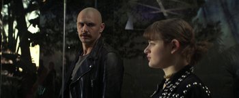 Movie still from “Zeroville” (2019), directed by James Franco – A man and a woman are standing next to each other; Close Up shot, Over the shoulder angle