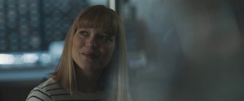 Movie still from “Zoe” (2018), directed by Drake Doremus – A person with long blonde hair; Close Up shot, Over the shoulder angle