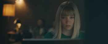 Movie still from “Zoe” (2018), directed by Drake Doremus – A woman with blonde straight hair looking at a computer screen; Close Up shot, Over the shoulder angle