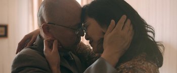 Movie still from “Zoe” (2018), directed by Drake Doremus – A man and a woman are touching their heads together; Close Up shot, Over the shoulder angle