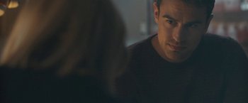 Movie still from “Zoe” (2018), directed by Drake Doremus – A person sitting in front of another person; Close Up shot, Over the shoulder angle