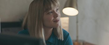 Movie still from “Zoe” (2018), directed by Drake Doremus – A woman with blonde hair sitting in a room; Close Up shot, Over the shoulder angle