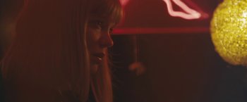 Movie still from “Zoe” (2018), directed by Drake Doremus – A girl with blonde hair is looking into the distance; Close Up shot, Low angle