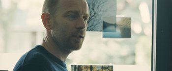Movie still from “Zoe” (2018), directed by Drake Doremus – A person looking at a picture; Close Up shot, Over the shoulder angle