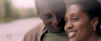 Movie still from “Zoe” (2018), directed by Drake Doremus – A person kissing another person on the cheek; Extreme Close Up shot, Low angle