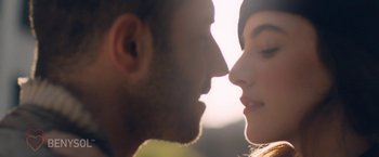 Movie still from “Zoe” (2018), directed by Drake Doremus – A man and a woman face to face in the sunlight; Extreme Close Up shot, Low angle