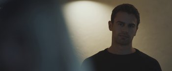 Movie still from “Zoe” (2018), directed by Drake Doremus – A person wearing a black t - shirt; Close Up shot, Over the shoulder angle