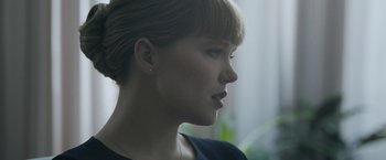 Movie still from “Zoe” (2018), directed by Drake Doremus – A person with short hair; Close Up shot, Over the shoulder angle