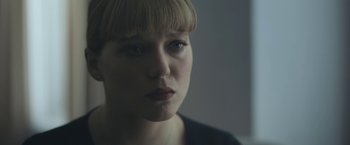 Movie still from “Zoe” (2018), directed by Drake Doremus – A person with short blonde hair; Close Up shot, Over the shoulder angle