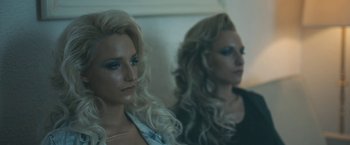 Movie still from “Zoe” (2018), directed by Drake Doremus – Two women with long blonde hair sitting next to each other; Close Up shot, Low angle