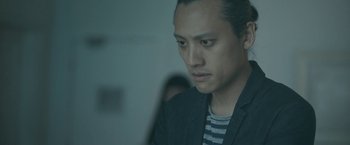 Movie still from “Zoe” (2018), directed by Drake Doremus – A person wearing a jacket; Close Up shot, Over the shoulder angle