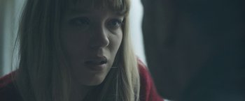 Movie still from “Zoe” (2018), directed by Drake Doremus – A person with long blonde hair; Close Up shot, Over the shoulder angle
