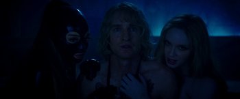 Movie still from “Zoolander 2” (2016), directed by Ben Stiller – A man and two women are posing for a picture; Close Up shot, Over the shoulder angle