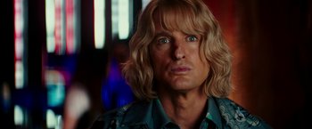 Movie still from “Zoolander 2” (2016), directed by Ben Stiller – A person with long blonde hair; Close Up shot, Over the shoulder angle