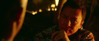 Movie still from “xXx: Return of Xander Cage” (2017), directed by D.J. Caruso – A man in a hawaiian shirt sitting in front of a fireplace; Close Up shot, Over the shoulder angle