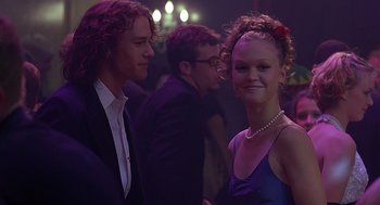 Movie still from “10 Things I Hate About You” (1999), directed by Gil Junger – A man and a woman are standing in a room; Medium shot, Over the shoulder angle