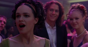 Movie still from “10 Things I Hate About You” (1999), directed by Gil Junger – A woman and a man standing next to each other in a room; Close Up shot, Over the shoulder angle