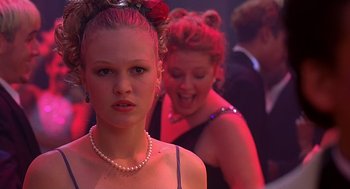 Movie still from “10 Things I Hate About You” (1999), directed by Gil Junger – A woman with a pink rose in her hair; Close Up shot, Over the shoulder angle