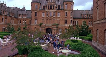 Movie still from “10 Things I Hate About You” (1999), directed by Gil Junger – A group of people sitting at tables in front of a building; Extreme Wide shot, High angle