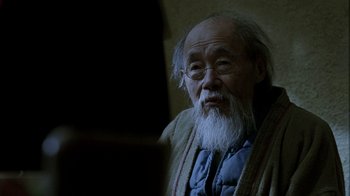 Movie still from “16 Blocks” (2006), directed by Richard Donner – An old man with a beard and glasses looking into a mirror; Close Up shot, Over the shoulder angle