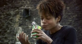 Movie still from “28 Days Later” (2002), directed by Danny Boyle – A woman holding a can of soda in front of her face; Close Up shot, High angle