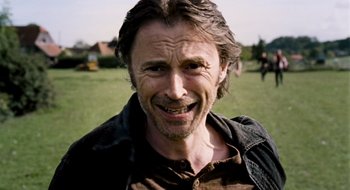 Movie still from “28 Weeks Later” (2007), directed by Juan Carlos Fresnadillo – A person with long hair; Close Up shot, Over the shoulder angle