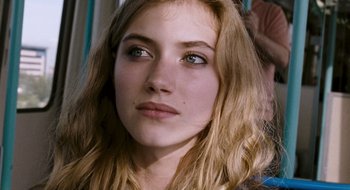 Movie still from “28 Weeks Later” (2007), directed by Juan Carlos Fresnadillo – A person with long hair; Close Up shot, Over the shoulder angle