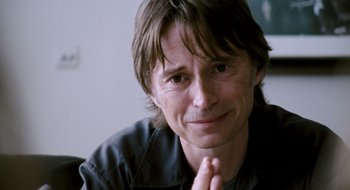 Movie still from “28 Weeks Later” (2007), directed by Juan Carlos Fresnadillo – A person with long brown hair; Close Up shot, Over the shoulder angle