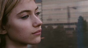 Movie still from “28 Weeks Later” (2007), directed by Juan Carlos Fresnadillo – A woman's face with a building in the background; Close Up shot, Over the shoulder angle