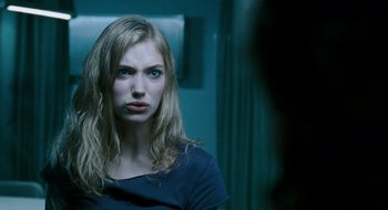 Movie still from “28 Weeks Later” (2007), directed by Juan Carlos Fresnadillo – A woman with long blonde hair sitting in front of a mirror; Close Up shot, Over the shoulder angle