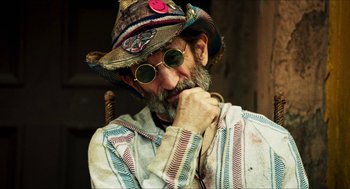 Movie still from “3 from Hell” (2019), directed by Rob Zombie – An old man wearing a hat and sunglasses; Close Up shot, Over the shoulder angle
