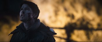 Movie still from “30 Days of Night” (2007), directed by David Slade – A man with a beard is standing in front of a fire; Close Up shot, Over the shoulder angle