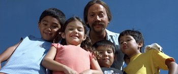 Movie still from “50 First Dates” (2004), directed by Peter Segal – A group of people standing next to each other in front of a blue sky; Close Up shot, Low angle