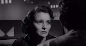 Movie still from “A Face in the Crowd” (1957), directed by Elia Kazan – An old black and white photo of a woman looking at the camera; Close Up shot, Over the shoulder angle