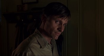 Movie still from “A History of Violence” (2005), directed by David Cronenberg – A person wearing a brown shirt; Close Up shot, Over the shoulder angle