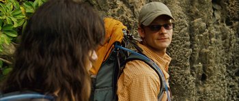 Movie still from “A Perfect Getaway” (2009), directed by David Twohy – A man in a hat and sunglasses is standing next to a woman; Close Up shot, Over the shoulder angle