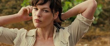 Movie still from “A Perfect Getaway” (2009), directed by David Twohy – A person holding a hair brush; Close Up shot, Low angle