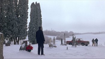 Movie still from “A Simple Plan” (1998), directed by Sam Raimi – A man standing in the middle of a snow covered field; Extreme Wide shot, Over the shoulder angle