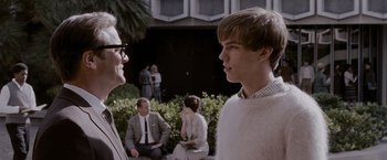 Movie still from “A Single Man” (2009), directed by Tom Ford – A man and a woman talking to each other outside; Medium shot, Over the shoulder angle