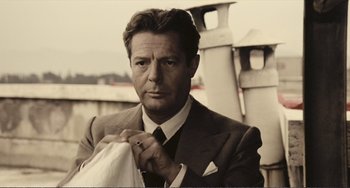 Movie still from “A Special Day” (1977), directed by Ettore Scola – A black and white photo of a man in a suit and tie; Close Up shot, Low angle